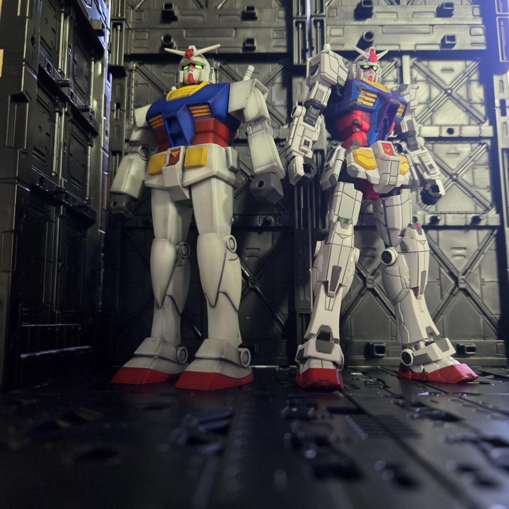 プレーンな方は完成までのスピード感とプレーンならではの味わい、万博さんの方はパチ組みから部分塗装とスミイレでの印象の変わり様を楽しめ両方違った良さが有りました(gundam-kao3)ツインアイの蛍光イエローが緑にしか見えない(gundam-kao9)