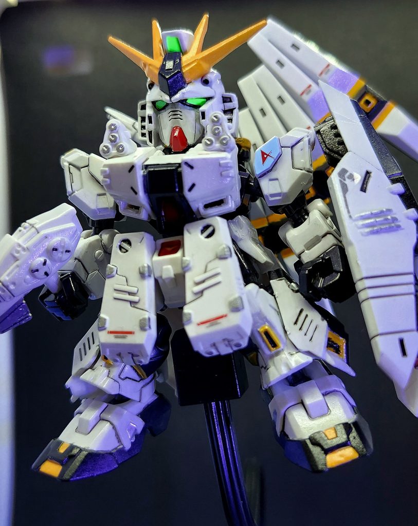 肩のアムロのエンブレムはシール採用。あと、初めて水転写デカール使ってみました。楽しいです。