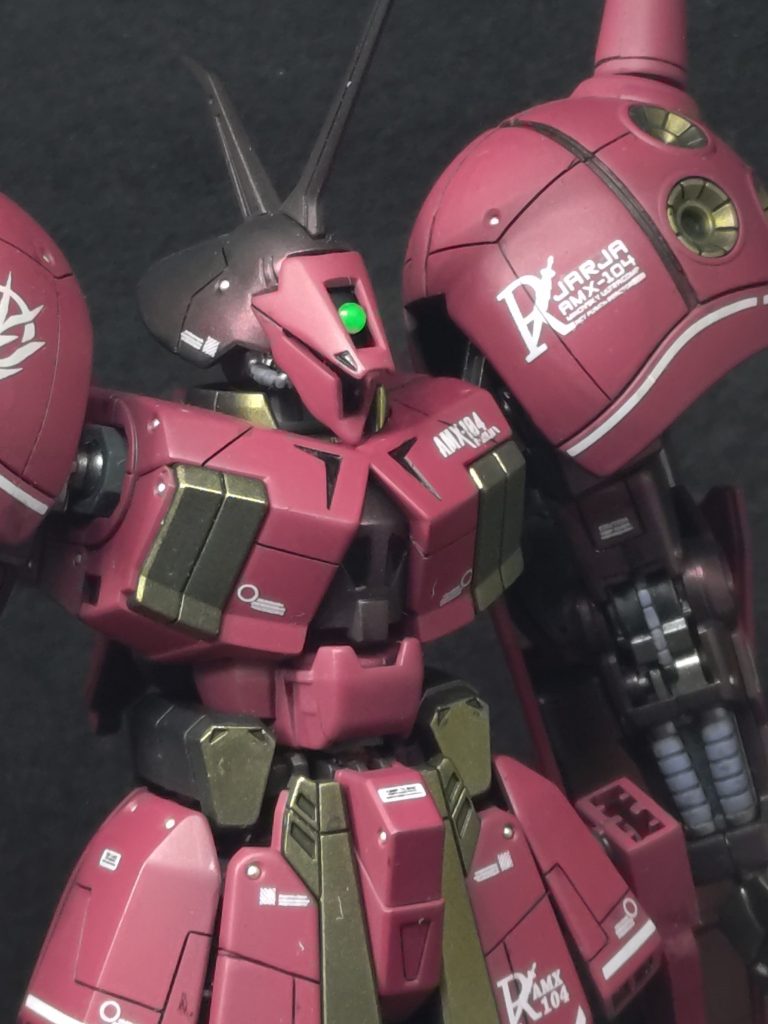 モノアイはエイチアイズの裏に2mm径厚さ0.5mmのネオジム磁石を貼り付け。モノアイレールの方に、理科実験用の鉄粉と黒サフを混ぜたものを塗っているので、動かせます