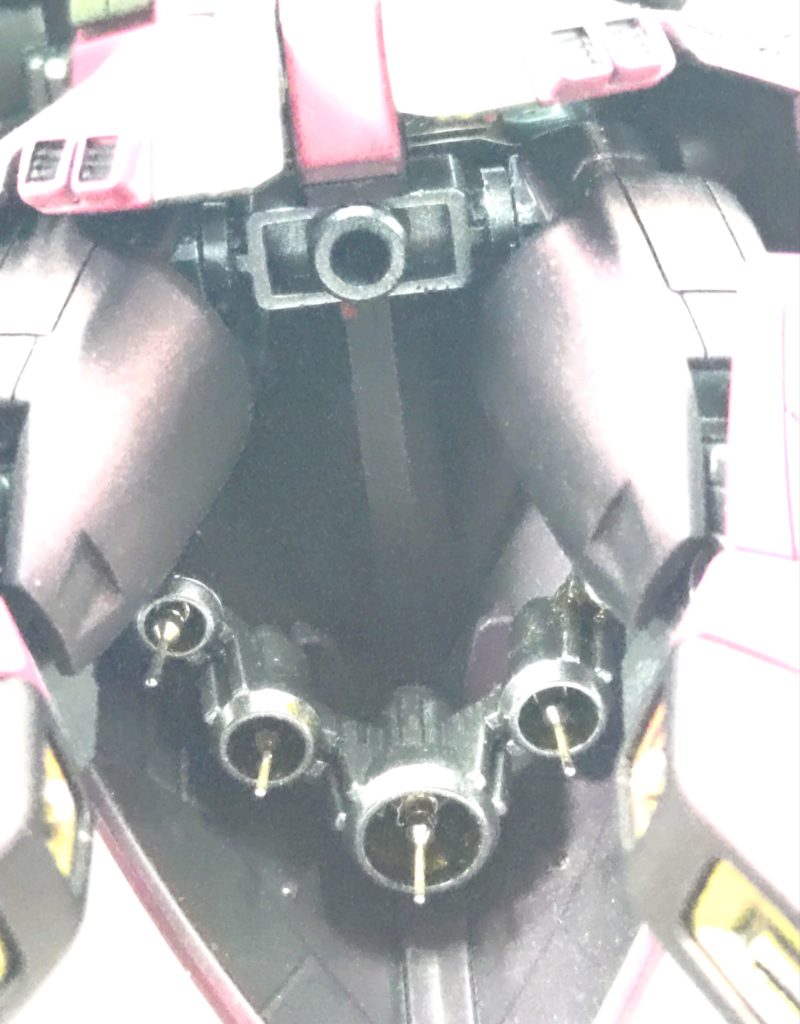 股関節は、軸と脚パーツの間に1mm厚に切ったプラパイプをかませているので合計2mm幅増し。立ち姿がどっしりするため、最近よくやっています