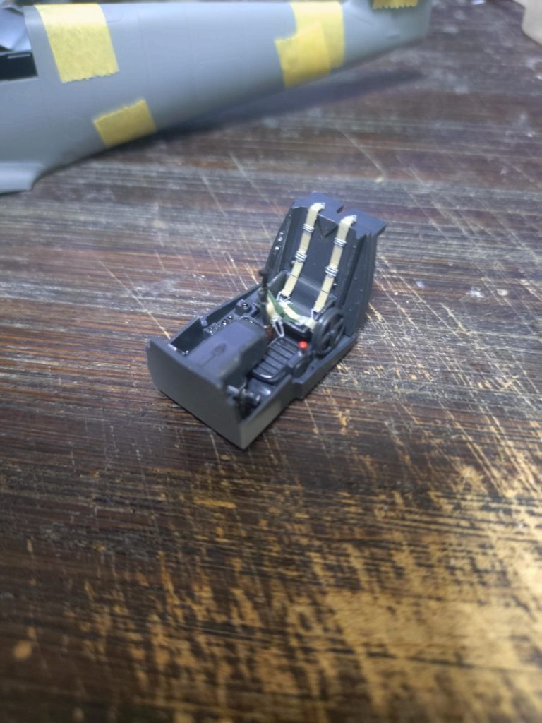 作品名：<p>とりあえずお決まりのコックピットから。 ディテール🆙等はしない予定ですが流石にコックピットは目立つ部分なのでファインモールドのシートベルトだけは付けました。 そして、新たな発見が‼️ 胴体上面、下面の合わせ目は消さないの [&hellip;]</p>
