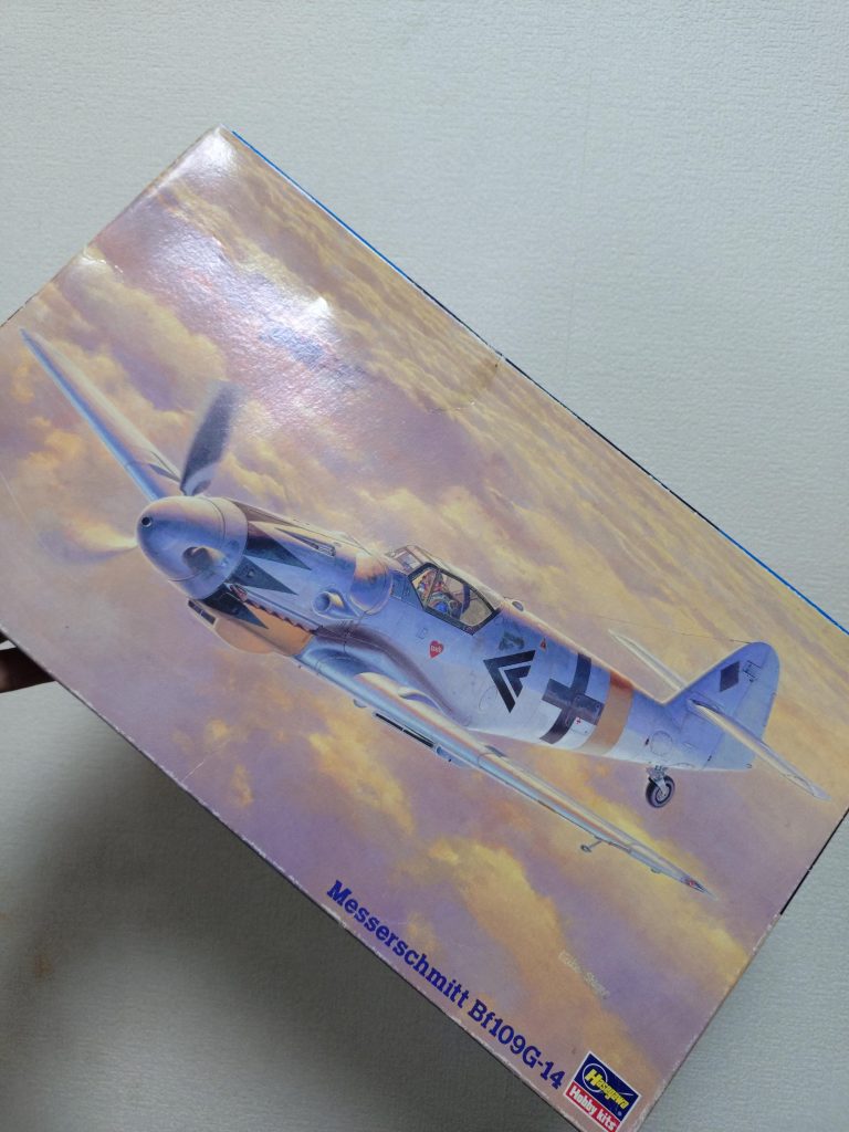 作品名：念願のエーリッヒ・ハルトマン機❗️<p>本当に届いた‼️ ハセガワ1/48メッサーシュミットG-14エーリッヒ・ハルトマン機😍 90年代からハセガワが展開している青いラベルシリーズ。 中古の未開封キット。 当時の売値が1880円、これは4200円（笑） 中々再 [&hellip;]</p>
