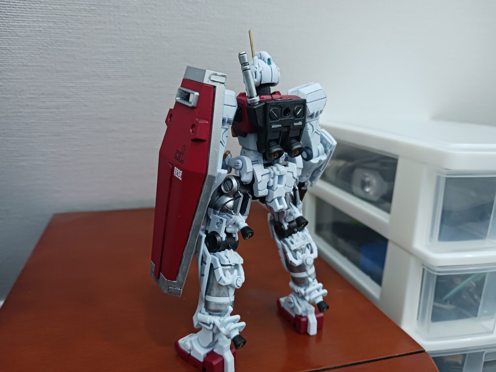 シールドとバックパックを正史のものに換装しました。シールドの十字マークは個人的に好きでないので削り落としてます。