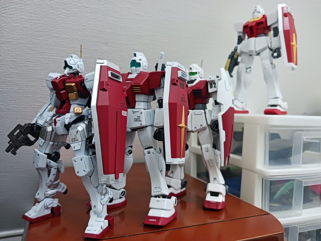 過去に作ったジムたちと並べてみました。右端のジムⅡは仮組みなので、これから作ります。