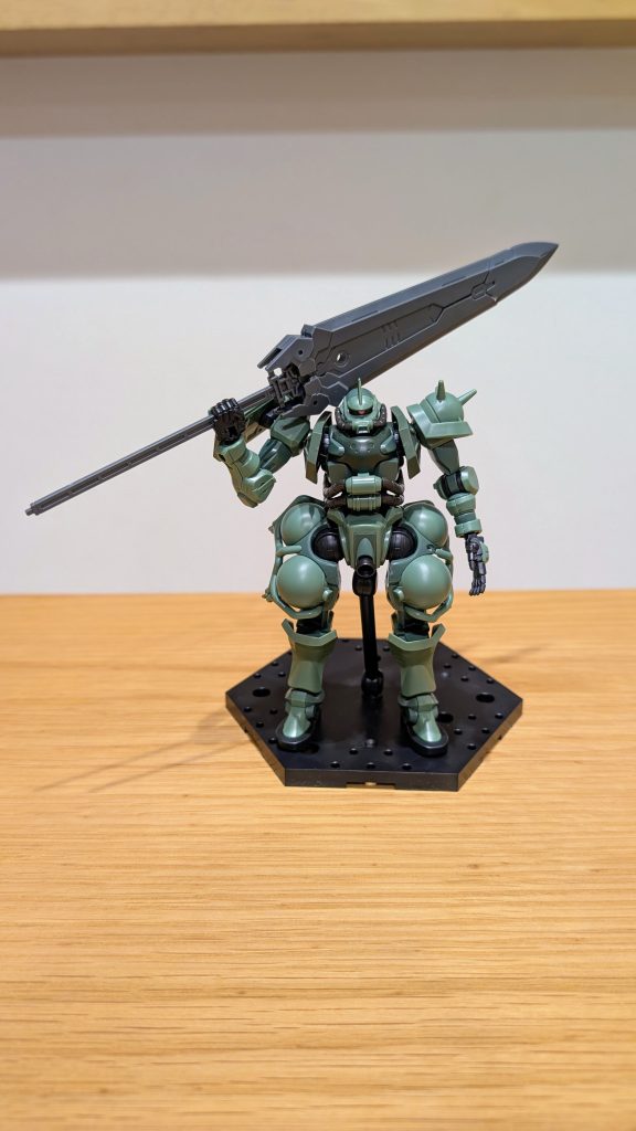 素組みザクGQ。こちらも軍警ザクと同じく似合う。軍警ザクみたいに塗装すればもっと似合うと思う、なんならつや消しクリアトップコートだけでも良いと思う。