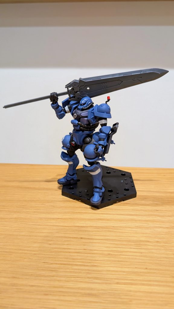 まずは部分塗装+つや消しクリアトップコートの軍警ザク。だいぶ似合うと思う。