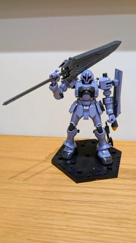 素組みヅダ。甲冑みたいな見た目なので似合うだろうと思ったら以外の似合ってない。こちらも肘関節があまり曲がらないことに加え、右の握り手をなくしてるので、銃用握り手を上手く使う必要があって難しかった。