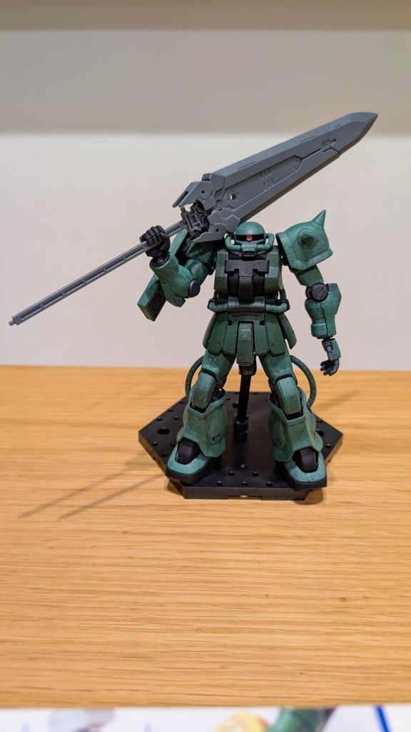 全塗装したF2ザク。肘関節が90°くらいしか曲がらないので、思うようなポージングが出来なかった。それを差し引いても似合ってないと思う。