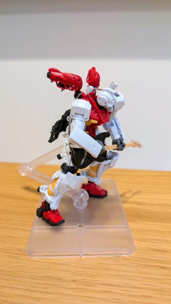 背面の特徴的なスラスターがヘドバン時に暴れる長髪の代わり