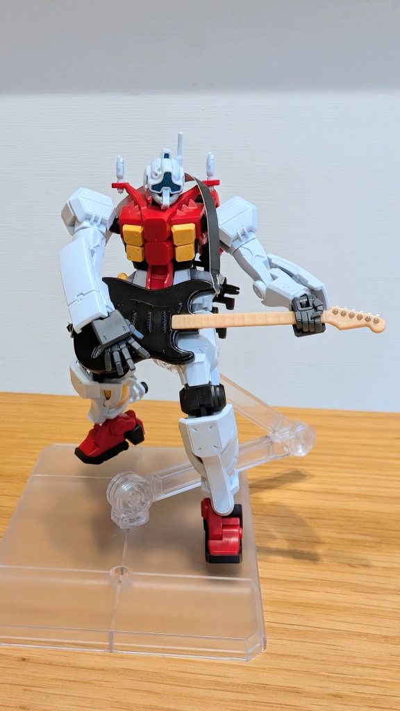 手首の角度が変えられるオプションパーツビルドハンド角型はギターのネックを押さえる手に最高だね！ピックを持ってるはずの手はピック離しちゃってるな