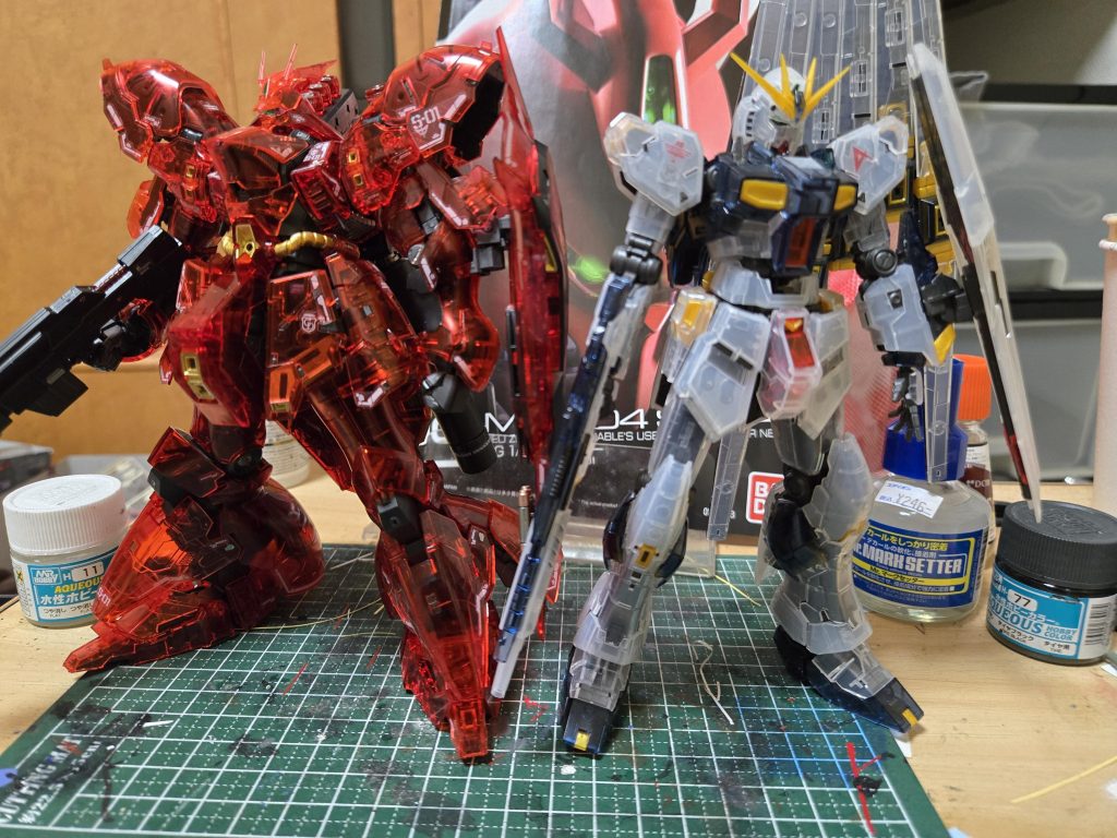 同じくクリア版のνガンダムとツーショット📸こちらはぱち組ジャンクで購入でした