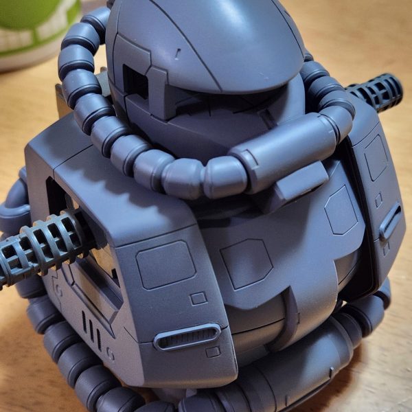 年末年始にメガサイズのザクIIの基礎工作をしています。大きいFGの様な印象です。合わせ目が凄く多くて、工作する手間暇かかかって楽しいキットです。1/48スケールならではの間の取り方が必要で、私には良い経験になると思います。モノアイ周辺のディテールアップは、外からは全然みえません。大きさを意識して、活かした仕上げにしたいものです。(写真4、HGザクと比較) (写真5、MGザクと比較)（2枚目）