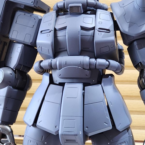 年末年始にメガサイズのザクIIの基礎工作をしています。大きいFGの様な印象です。合わせ目が凄く多くて、工作する手間暇かかかって楽しいキットです。1/48スケールならではの間の取り方が必要で、私には良い経験になると思います。モノアイ周辺のディテールアップは、外からは全然みえません。大きさを意識して、活かした仕上げにしたいものです。(写真4、HGザクと比較) (写真5、MGザクと比較)（3枚目）