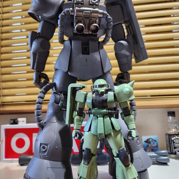 年末年始にメガサイズのザクIIの基礎工作をしています。大きいFGの様な印象です。合わせ目が凄く多くて、工作する手間暇かかかって楽しいキットです。1/48スケールならではの間の取り方が必要で、私には良い経験になると思います。モノアイ周辺のディテールアップは、外からは全然みえません。大きさを意識して、活かした仕上げにしたいものです。(写真4、HGザクと比較) (写真5、MGザクと比較)（5枚目）