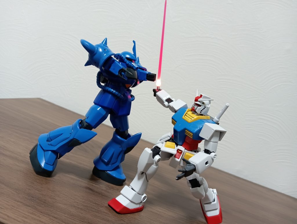 青い部分を「ガンダムライトブルー」で塗装しました。