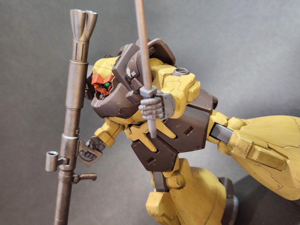 股関節接続部分を切り飛ばして、3ミリプラ棒で作りなおして、太ももが7ミリくらい外へ移動するように加工しました。これでハの字立ち範囲が広がりました。頭部はモノアイ部分くり貫きと、モノアイ可動にし、頭部埋め込みはやり過ぎない様に少しだけ下げました。首取り付け位置を5ミリだけ後ろへずらしました。