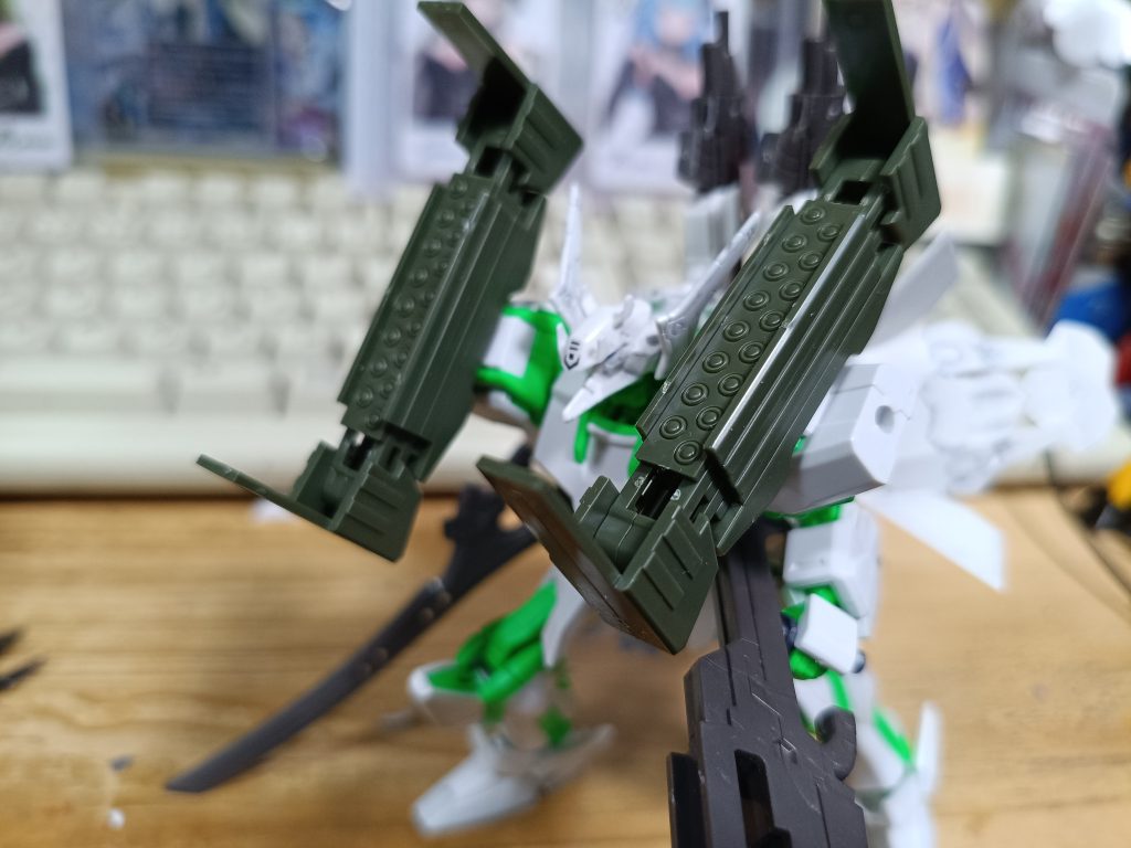 ミサイルコンテナ解放！　肩がギャラクシーだから肩にも穴があるのでランナー棒を刺してやるとミサイルコンテナが装備可能に