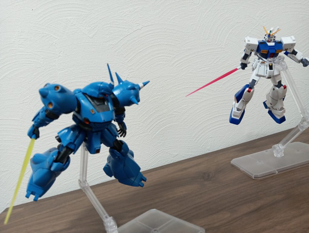 一切何もできずに蜂の巣はあんまりなので、頭部バルカンで攻撃してくるアレックスを相手にベテランの意地で何とか距離を詰め