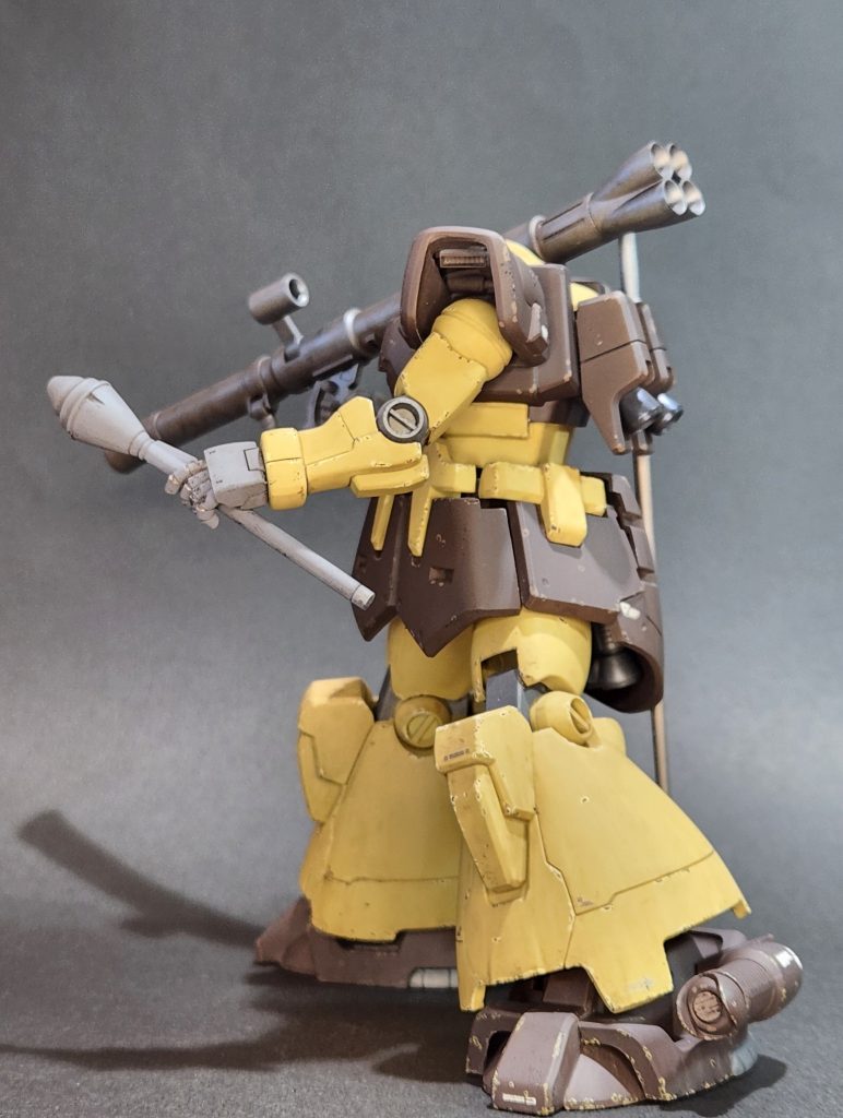 肩アーマー内側手前のダボ接続が丸見えだったので、接着後に削り飛ばしました。そのままでは寂しかったので、奥側にダクトを付けてみました。