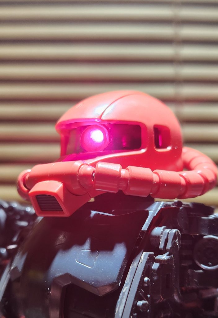 作品名：26年ぶりに発光！<p>発売当時買って以来、火が入る事なく放置されていたザクIIのモノアイを点灯させました。熟成された電池から盛大に液漏れ腐食していて、全解体して接点研磨しました。配線やり直して点灯した時は、何だか凄く嬉しくなりました。外装もプ [&hellip;]</p>
