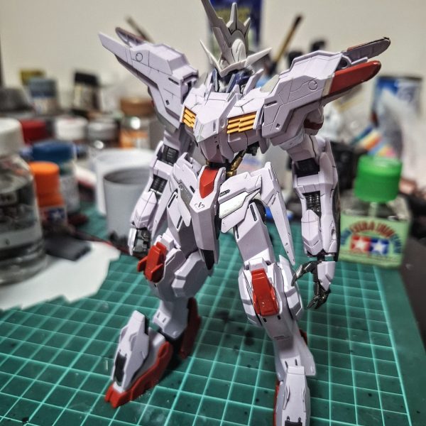 鉄血の映画でマルコシアスがとても好きになったので昔作ってバラバラの状態の機体をなんとか集めて形にしました。ですが、頭が別のガンダムに使われていたので別の機体のを移植しました。五枚目の画像が今では一枚目の画像に仕上がりました。昔掘ったスジボリを埋め直したり、合わせ目を消したり、エッジを出したり、さらに首と胴の延長をしたりしていくなか，マント有りの無しの状態でどちらにしようかとても悩んでいますね。&nbsp;（5枚目）