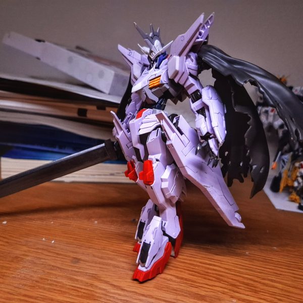 鉄血の映画でマルコシアスがとても好きになったので昔作ってバラバラの状態の機体をなんとか集めて形にしました。ですが、頭が別のガンダムに使われていたので別の機体のを移植しました。五枚目の画像が今では一枚目の画像に仕上がりました。昔掘ったスジボリを埋め直したり、合わせ目を消したり、エッジを出したり、さらに首と胴の延長をしたりしていくなか，マント有りの無しの状態でどちらにしようかとても悩んでいますね。&nbsp;（3枚目）