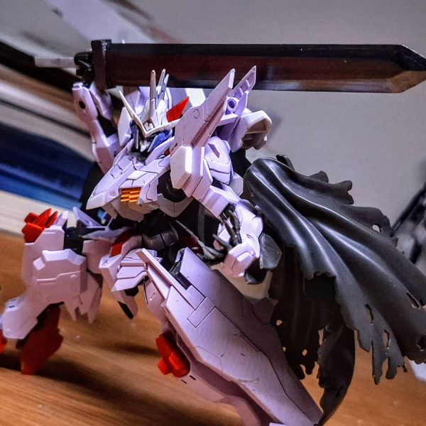 鉄血の映画でマルコシアスがとても好きになったので昔作ってバラバラの状態の機体をなんとか集めて形にしました。ですが、頭が別のガンダムに使われていたので別の機体のを移植しました。五枚目の画像が今では一枚目の画像に仕上がりました。昔掘ったスジボリを埋め直したり、合わせ目を消したり、エッジを出したり、さらに首と胴の延長をしたりしていくなか，マント有りの無しの状態でどちらにしようかとても悩んでいますね。&nbsp;（2枚目）