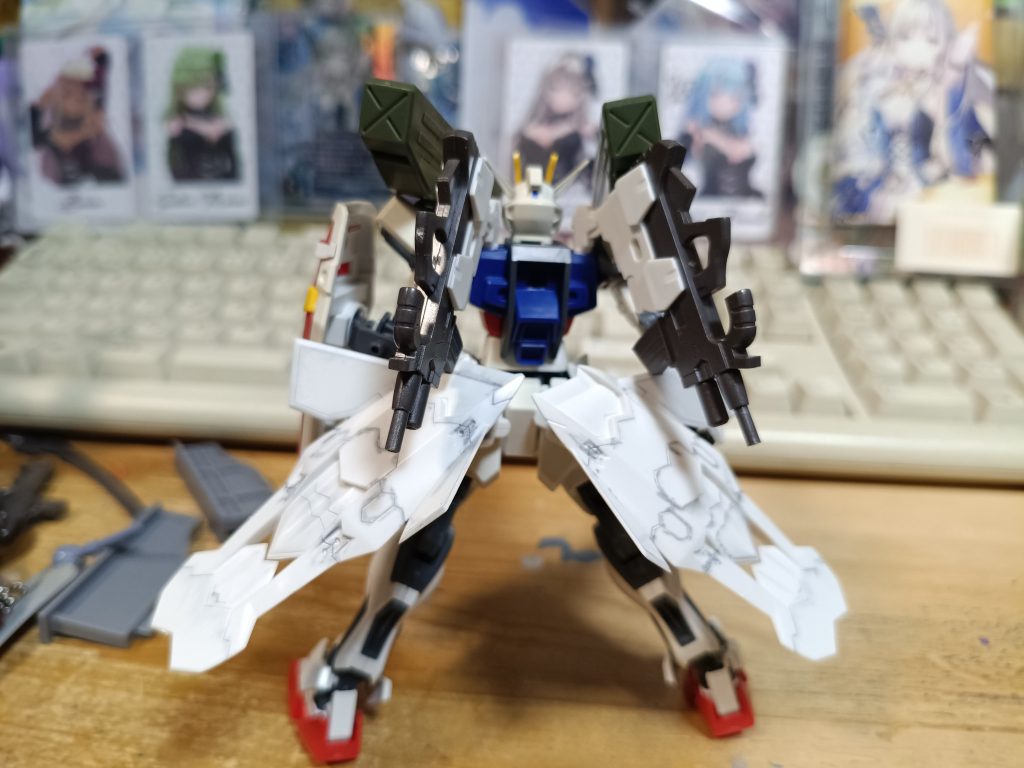 プラモの戦術機と同じようにストライクのボディの背中に穴空けましたこれで戦術機みたいに武装できますえ？ストライカーパック・・・(；・∀・)この装備外せば装備できる