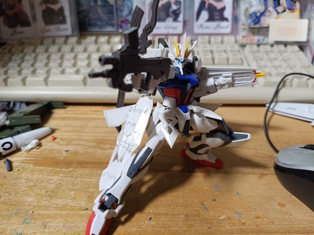 腕もマヴラブの機体から借りてきたので装備が無改造で装備可能性に　ストライクの腕のポールジグを刺すとこに小さな穴を開けてビームサーベルを細かく切ってそれをマヴラブの機体手首パーツに刺してます