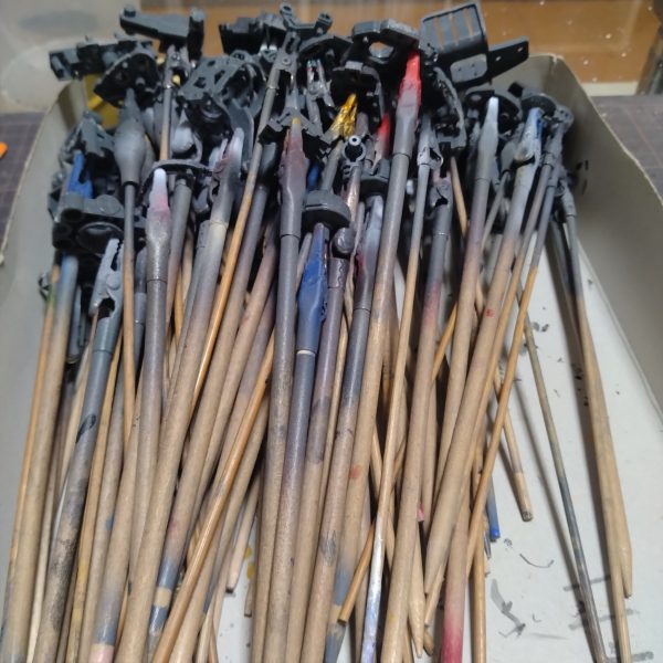 取り敢えずは残りのちょっとしたスジ彫りとか半穴開けたりして塗装持ち手を付けて塗装準備しました！ただまだ動力パイプとか武器類の合わせ目処理とかやる事があります！😀それらをチョコチョコやってから塗装しようと思います！😄前ならこのままサクサク進めるのですが！ちょっとスローペースで行きます！なんせ塗装やり出すと恐らくほぼ全部一気にラストまでやっちゃうので長時間塗装になるので！😄😄自分で自分が分かってるのでタイミング見て開始しようと思います！私も大分変わりました！😄少し前ならこのくらいのキットなら2日か3日でつくっていたんです！その事に自分価値を見いだしていた気がするのですが！😄去年からゆっくり作る事を練習してます！😄😄実際以前は確かに作るのが早かったんですが、写真には写らないようなミスもチョコチョコありました！😄ただ変だと思われるかもですが、長年スピード制作して来たのでゆっくりする事が実際難しいんです！😄なので単純に作業ストップする事にしてるのですが！そこで難しくなるのがモチベーションの繋ぎ方なんですよ！😅この前までの感覚と数日してから再度触る時のモチベーションが必ずしもピッタリ来るわけでは無いんですよね！😄😄なので私は少し前までは制作しだすと手を止めずにやっていたんです！全てはモチベーションを途切れさせないためでした！😄なので最近は作業ストップするので！モチベ上がるの待ってしまいついつい予定より伸びたりしてます！😅まぁこの次は合わせ目処理とか動力パイプの処理と仕分けまでやってから塗装に入ろうと思います！長々書いちゃってすみませんでした！😀（5枚目）