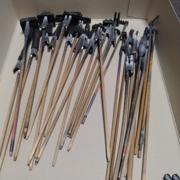 取り敢えずは残りのちょっとしたスジ彫りとか半穴開けたりして塗装持ち手を付けて塗装準備しました！ただまだ動力パイプとか武器類の合わせ目処理とかやる事があります！😀それらをチョコチョコやってから塗装しようと思います！😄前ならこのままサクサク進めるのですが！ちょっとスローペースで行きます！なんせ塗装やり出すと恐らくほぼ全部一気にラストまでやっちゃうので長時間塗装になるので！😄😄自分で自分が分かってるのでタイミング見て開始しようと思います！私も大分変わりました！😄少し前ならこのくらいのキットなら2日か3日でつくっていたんです！その事に自分価値を見いだしていた気がするのですが！😄去年からゆっくり作る事を練習してます！😄😄実際以前は確かに作るのが早かったんですが、写真には写らないようなミスもチョコチョコありました！😄ただ変だと思われるかもですが、長年スピード制作して来たのでゆっくりする事が実際難しいんです！😄なので単純に作業ストップする事にしてるのですが！そこで難しくなるのがモチベーションの繋ぎ方なんですよ！😅この前までの感覚と数日してから再度触る時のモチベーションが必ずしもピッタリ来るわけでは無いんですよね！😄😄なので私は少し前までは制作しだすと手を止めずにやっていたんです！全てはモチベーションを途切れさせないためでした！😄なので最近は作業ストップするので！モチベ上がるの待ってしまいついつい予定より伸びたりしてます！😅まぁこの次は合わせ目処理とか動力パイプの処理と仕分けまでやってから塗装に入ろうと思います！長々書いちゃってすみませんでした！😀（4枚目）