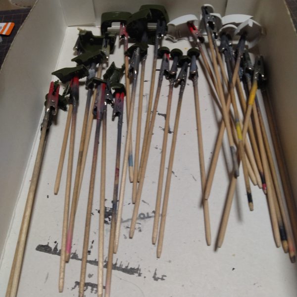 取り敢えずは残りのちょっとしたスジ彫りとか半穴開けたりして塗装持ち手を付けて塗装準備しました！ただまだ動力パイプとか武器類の合わせ目処理とかやる事があります！😀それらをチョコチョコやってから塗装しようと思います！😄前ならこのままサクサク進めるのですが！ちょっとスローペースで行きます！なんせ塗装やり出すと恐らくほぼ全部一気にラストまでやっちゃうので長時間塗装になるので！😄😄自分で自分が分かってるのでタイミング見て開始しようと思います！私も大分変わりました！😄少し前ならこのくらいのキットなら2日か3日でつくっていたんです！その事に自分価値を見いだしていた気がするのですが！😄去年からゆっくり作る事を練習してます！😄😄実際以前は確かに作るのが早かったんですが、写真には写らないようなミスもチョコチョコありました！😄ただ変だと思われるかもですが、長年スピード制作して来たのでゆっくりする事が実際難しいんです！😄なので単純に作業ストップする事にしてるのですが！そこで難しくなるのがモチベーションの繋ぎ方なんですよ！😅この前までの感覚と数日してから再度触る時のモチベーションが必ずしもピッタリ来るわけでは無いんですよね！😄😄なので私は少し前までは制作しだすと手を止めずにやっていたんです！全てはモチベーションを途切れさせないためでした！😄なので最近は作業ストップするので！モチベ上がるの待ってしまいついつい予定より伸びたりしてます！😅まぁこの次は合わせ目処理とか動力パイプの処理と仕分けまでやってから塗装に入ろうと思います！長々書いちゃってすみませんでした！😀（2枚目）