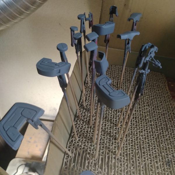 グリーン系とホワイトの塗装が終わりました！😄次はもう一つの濃ゆいグリーンと武器類の塗装をやってい行こうと思います！😀（4枚目）