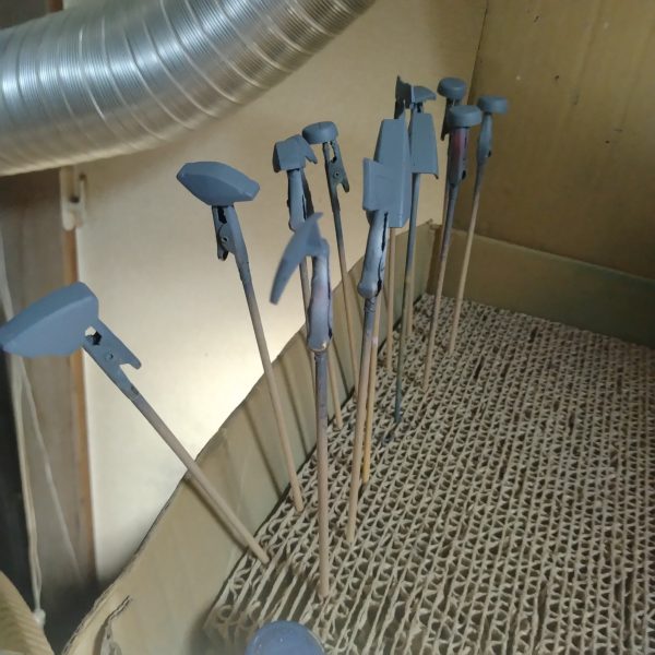 濃ゆいグリーン系と武器類の塗装が終わりました！😄このまま終わらせる事も出来るのですが切が良いので！無理せず余裕持ってこの辺で一旦作業ストップします！次に開始したらエアブラシ塗装は終わらせようと思います！😄恐らく今晩から開始すると思います！😀（4枚目）