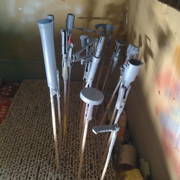 濃ゆいグリーン系と武器類の塗装が終わりました！😄このまま終わらせる事も出来るのですが切が良いので！無理せず余裕持ってこの辺で一旦作業ストップします！次に開始したらエアブラシ塗装は終わらせようと思います！😄恐らく今晩から開始すると思います！😀（3枚目）