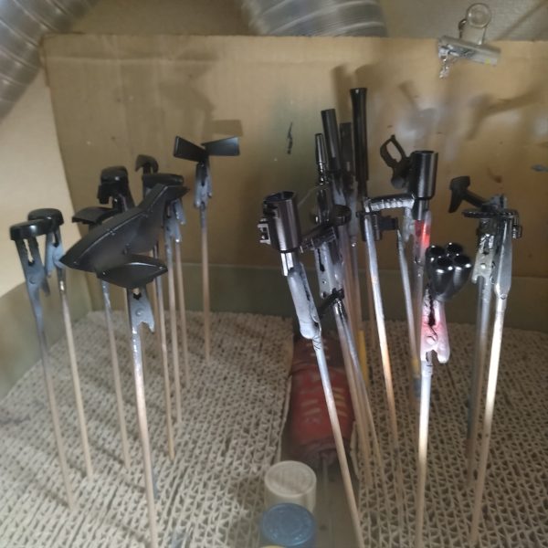 濃ゆいグリーン系と武器類の塗装が終わりました！😄このまま終わらせる事も出来るのですが切が良いので！無理せず余裕持ってこの辺で一旦作業ストップします！次に開始したらエアブラシ塗装は終わらせようと思います！😄恐らく今晩から開始すると思います！😀（2枚目）