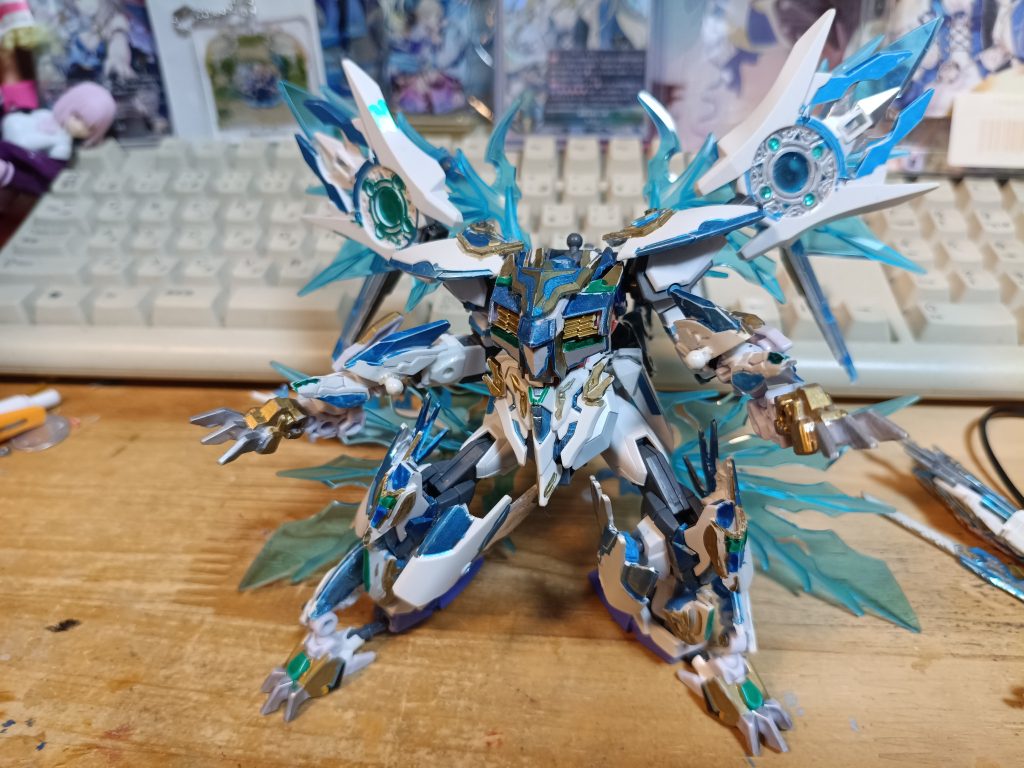 背中のパーツを装備 重い!!足が悲鳴をあげてる(;・∀・)あとボディの鎧も少しポロリが いやいや足のドラゴンクロー外れすぎんーーボンドか滑り止めでも軸に塗るかな_(┐「ε:)_