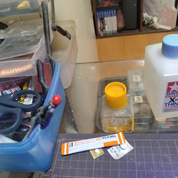 夜からやろうかと思ってましたが、墨入れまで終わらせました！😄それと普段なら変えるモノアイを今回はキットのままの物を使いました！そのままのモノアイにレジンを使い丸みを付けました！こうする事でブラックライトで照らした時に横からでも光って見えやすくなるので！😄3枚目と4枚目に画像載せておきました！ちょっと油断して薬まで写り込んでますがすみません！😅私の気のせいかもですがライトをあてた時の光り方が結構よい感じだと思うんです！😄これをやりたかったので厚みを出さない為にメタルプレートとHアイズを今回は使いませんでした！😀と、言うことで作業再開は夜からで、組み立てに入ります！😄（3枚目）