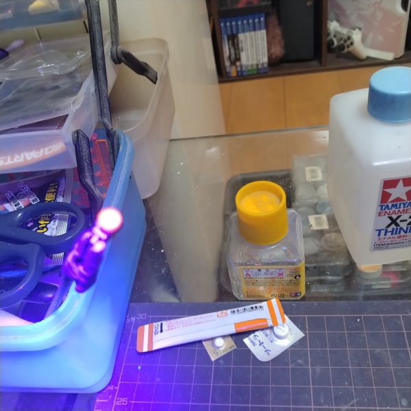 夜からやろうかと思ってましたが、墨入れまで終わらせました！😄それと普段なら変えるモノアイを今回はキットのままの物を使いました！そのままのモノアイにレジンを使い丸みを付けました！こうする事でブラックライトで照らした時に横からでも光って見えやすくなるので！😄3枚目と4枚目に画像載せておきました！ちょっと油断して薬まで写り込んでますがすみません！😅私の気のせいかもですがライトをあてた時の光り方が結構よい感じだと思うんです！😄これをやりたかったので厚みを出さない為にメタルプレートとHアイズを今回は使いませんでした！😀と、言うことで作業再開は夜からで、組み立てに入ります！😄（4枚目）