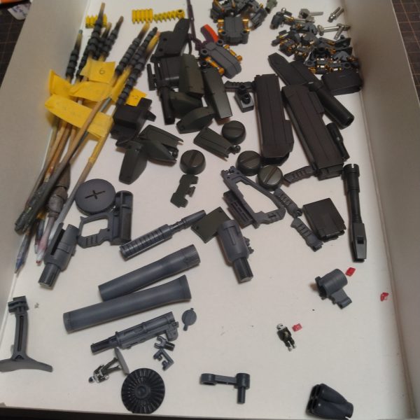 夜からやろうかと思ってましたが、墨入れまで終わらせました！😄それと普段なら変えるモノアイを今回はキットのままの物を使いました！そのままのモノアイにレジンを使い丸みを付けました！こうする事でブラックライトで照らした時に横からでも光って見えやすくなるので！😄3枚目と4枚目に画像載せておきました！ちょっと油断して薬まで写り込んでますがすみません！😅私の気のせいかもですがライトをあてた時の光り方が結構よい感じだと思うんです！😄これをやりたかったので厚みを出さない為にメタルプレートとHアイズを今回は使いませんでした！😀と、言うことで作業再開は夜からで、組み立てに入ります！😄（2枚目）