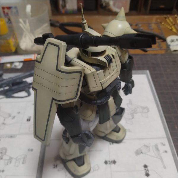 取り敢えずは組み上がりました!😀切が良いので一旦ここで作業ストップしようと思います!😄で今後はデカール、トップコートで完成になるわけですが!ウェザリングするか、しないか?バズーカとマシンガンにマグネット付けるか!思案もしなければいけません!🤔私は普段は普通に飾って鑑賞しやすいようにハードなウェザリングはしないようにしてます!ジオラマでは無いので!😄でも物足りなく感じでしまうのでグラデーションなどでスレ感を出してウェザリングしないでも鑑賞に耐えゆる作品作りをしてるんです!😄で実はいつもの事なのですが、このザクキャノンも依頼なんです!なので依頼者さんに今の段階を見て頂いてから、確認してもらい決めて頂こうと思います!😄どちらにしても仕上げはいつものごとく夜からになると思います!😀追記です!今しがた連絡がありました!軽めのウェザリング仕上げに決まりました!(5枚目)