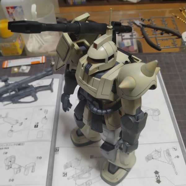 取り敢えずは組み上がりました！😀切が良いので一旦ここで作業ストップしようと思います！😄で今後はデカール、トップコートで完成になるわけですが！ウェザリングするか、しないか？バズーカとマシンガンにマグネット付けるか！思案もしなければいけません！🤔私は普段は普通に飾って鑑賞しやすいようにハードなウェザリングはしないようにしてます！ジオラマでは無いので！😄でも物足りなく感じでしまうのでグラデーションなどでスレ感を出してウェザリングしないでも鑑賞に耐えゆる作品作りをしてるんです！😄で実はいつもの事なのですが、このザクキャノンも依頼なんです！なので依頼者さんに今の段階を見て頂いてから、確認してもらい決めて頂こうと思います！😄どちらにしても仕上げはいつものごとく夜からになると思います！😀（2枚目）