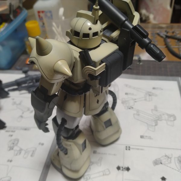 取り敢えずは組み上がりました！😀切が良いので一旦ここで作業ストップしようと思います！😄で今後はデカール、トップコートで完成になるわけですが！ウェザリングするか、しないか？バズーカとマシンガンにマグネット付けるか！思案もしなければいけません！🤔私は普段は普通に飾って鑑賞しやすいようにハードなウェザリングはしないようにしてます！ジオラマでは無いので！😄でも物足りなく感じでしまうのでグラデーションなどでスレ感を出してウェザリングしないでも鑑賞に耐えゆる作品作りをしてるんです！😄で実はいつもの事なのですが、このザクキャノンも依頼なんです！なので依頼者さんに今の段階を見て頂いてから、確認してもらい決めて頂こうと思います！😄どちらにしても仕上げはいつものごとく夜からになると思います！😀（3枚目）