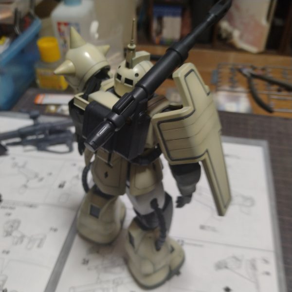 取り敢えずは組み上がりました！😀切が良いので一旦ここで作業ストップしようと思います！😄で今後はデカール、トップコートで完成になるわけですが！ウェザリングするか、しないか？バズーカとマシンガンにマグネット付けるか！思案もしなければいけません！🤔私は普段は普通に飾って鑑賞しやすいようにハードなウェザリングはしないようにしてます！ジオラマでは無いので！😄でも物足りなく感じでしまうのでグラデーションなどでスレ感を出してウェザリングしないでも鑑賞に耐えゆる作品作りをしてるんです！😄で実はいつもの事なのですが、このザクキャノンも依頼なんです！なので依頼者さんに今の段階を見て頂いてから、確認してもらい決めて頂こうと思います！😄どちらにしても仕上げはいつものごとく夜からになると思います！😀（4枚目）