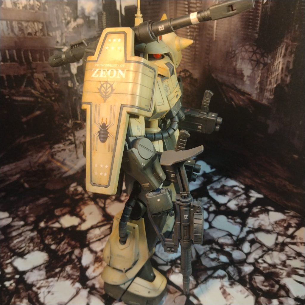 出来るだけ自分なりにイメージ変えない程度にスジ彫り入れてます！塗装は主に黒立ち上げのグラデーション塗装です！😄今回は付属のシールを2箇所だけ使ってます！シールの段差をなるべく軽減する為に一度光沢クリアを吹かしてからウェザリングしてフラット仕上げしてます！😀