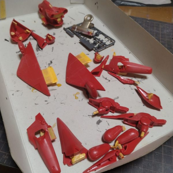 いつもの塗装くらいならそこまでマスキング処理しなくても良いと思うのですが！今回は鏡面仕上げなので塗膜が厚くなるので念には念を入れてマスキングしてます！😀塗装後に組む時にいらぬ力を入れるとロクなことが無いので！😄他の普通塗装するパーツもマスキングしてます！😀塗装は明日からやろうと思います！実は今日は通院日だったので今、結構、疲れてるので塗装始めても中途半端なところで睡魔が来ると思うので！😄😄（2枚目）