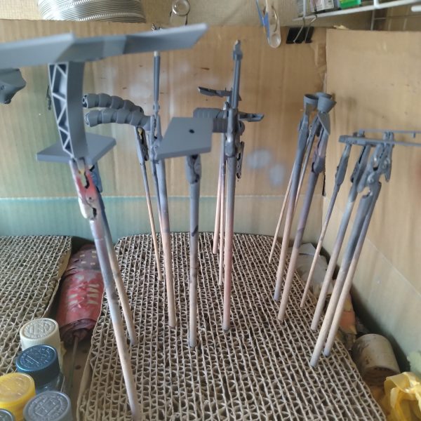 最近！本日からって言っておきながら爆睡して予告無視する事を度々製作ストーリーでやらかしちゃぅてます！😅今度から本日とか今晩からとか書くのやめて次回と書くようにします！😅度々書いてるのですが、やたらと服用してる薬の睡眠作用が効いてしまうことがありまして😄自分では抗えなくて！😅と、言う事で先程から塗装始めました！今回はいつもと逆で下地塗膜をなるべく薄くする為に前半は0.2のハンドピースで吹かします！この後の下地色とかハイライトとか、もしかしたら入れるシャドーとかまでは0.2を使います！😄0.3に持ち替えるのはクリア系を塗装していく時になります！😄今日の目標は外装の本色まで塗装しようと思ってます！😀ちなみに今回はヴァル・ヴァロのパーツ全て光沢以外の物も最初から塗装してます！😀（2枚目）