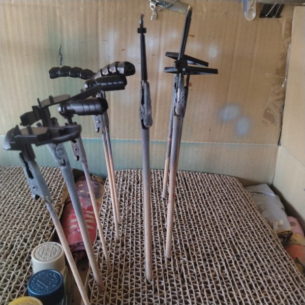 取り敢えずは下地色、ハイライト、シャドーと腕などの他のパーツ及び台座の塗装が終わりました！😄現状では何故に下地がオレンジ？って思うかもですが、この次からは変わっていくので！😄それと台座のジオンのエンブレムはゴールドに塗装して台座はエナメルブラックで塗装しましたので後からエンブレムをエナメルで拭き取ります！😀腕は見えづらいかもですがグレー2色に分けてます！一応グラデーションです！😄これらは後から筆塗りが発生します！バーニア等も外装塗装する時に再度塗装します！一応次で今日のノルマまで終わるので！ここで一旦休憩しようと思います！どの道次塗装したら墨入れやデカールの為に今日は完全に乾燥させないと行けないので！ゆっくりします！😀（3枚目）