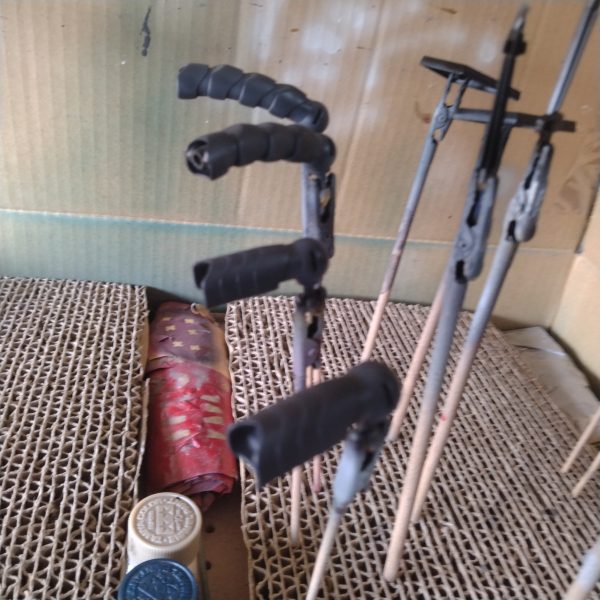 取り敢えずは下地色、ハイライト、シャドーと腕などの他のパーツ及び台座の塗装が終わりました！😄現状では何故に下地がオレンジ？って思うかもですが、この次からは変わっていくので！😄それと台座のジオンのエンブレムはゴールドに塗装して台座はエナメルブラックで塗装しましたので後からエンブレムをエナメルで拭き取ります！😀腕は見えづらいかもですがグレー2色に分けてます！一応グラデーションです！😄これらは後から筆塗りが発生します！バーニア等も外装塗装する時に再度塗装します！一応次で今日のノルマまで終わるので！ここで一旦休憩しようと思います！どの道次塗装したら墨入れやデカールの為に今日は完全に乾燥させないと行けないので！ゆっくりします！😀（2枚目）