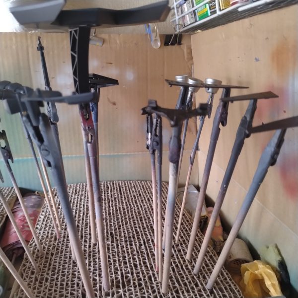 取り敢えずは下地色、ハイライト、シャドーと腕などの他のパーツ及び台座の塗装が終わりました！😄現状では何故に下地がオレンジ？って思うかもですが、この次からは変わっていくので！😄それと台座のジオンのエンブレムはゴールドに塗装して台座はエナメルブラックで塗装しましたので後からエンブレムをエナメルで拭き取ります！😀腕は見えづらいかもですがグレー2色に分けてます！一応グラデーションです！😄これらは後から筆塗りが発生します！バーニア等も外装塗装する時に再度塗装します！一応次で今日のノルマまで終わるので！ここで一旦休憩しようと思います！どの道次塗装したら墨入れやデカールの為に今日は完全に乾燥させないと行けないので！ゆっくりします！😀（4枚目）